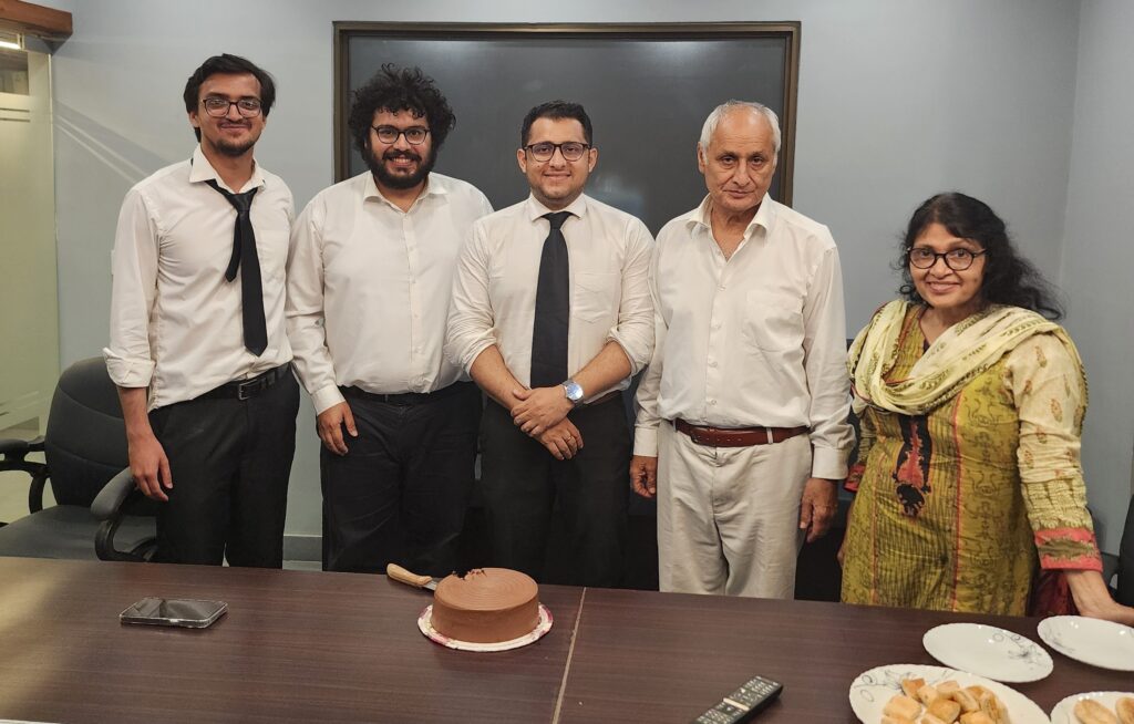 Célébrer l'anniversaire de notre collègue Manesh Kumar