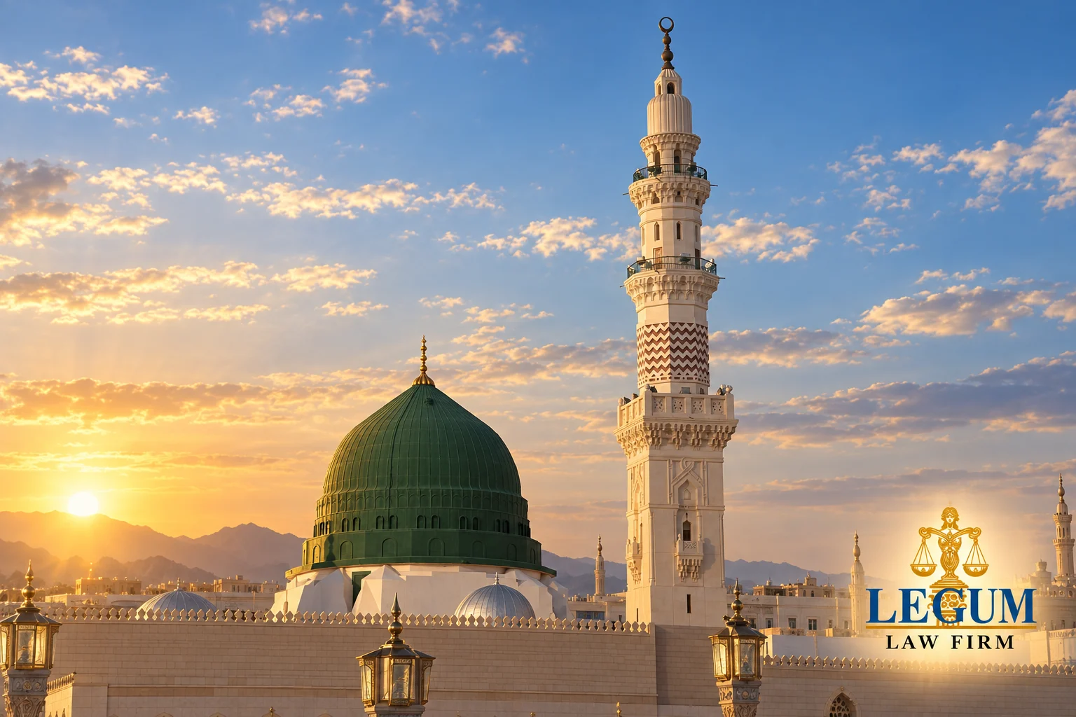 Le Dôme vert et le minaret de la Mosquée du Prophète au lever du soleil avec le logo de Legum Law Firm
